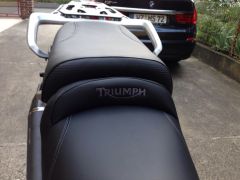 Neu bezogen, mit Triumph-Logo.