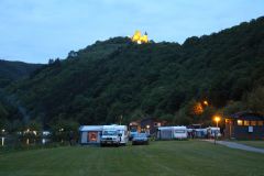 Abendstimmung auf Camping "Um Gritt" an der Sauer, oben Burg Bourscheid