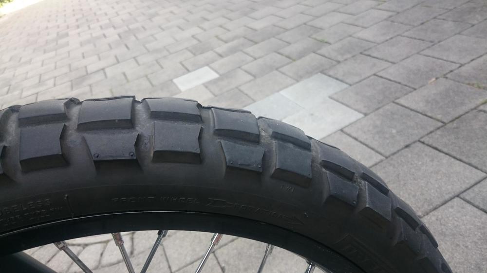 Pirelli Scorpion STR vorne 6000km.JPG